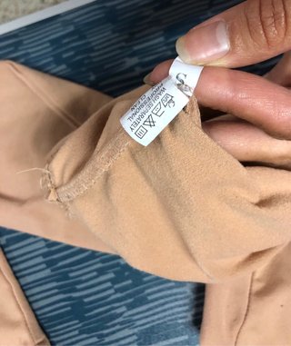 Camiseta beige cuello alto manga larga