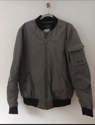 Chaqueta bomber gris Pull&Bear