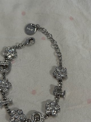 Pulsera Dior con flores y letras