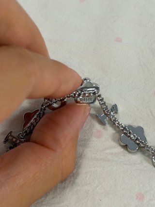 Pulsera Dior con flores y letras