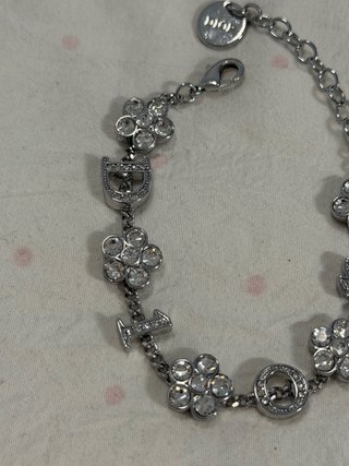 Pulsera Dior con flores y letras