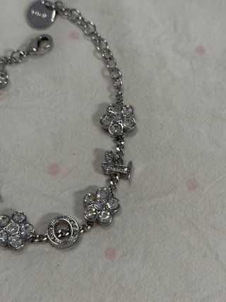 Pulsera Dior con flores y letras