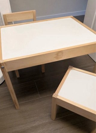Mesa y 2 sillas infantiles madera natural