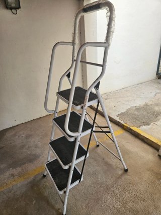 Escalera plegable 4 peldaños