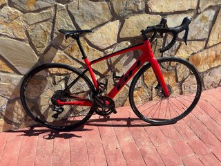 Bicicleta de carretera BH Roja