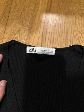 Camisa Zara manga larga cuello V negra Talla M