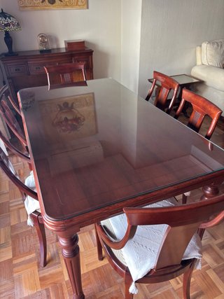 Mesa de comedor y 8 sillas de madera