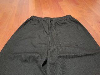 Pantalones negros con logo verde