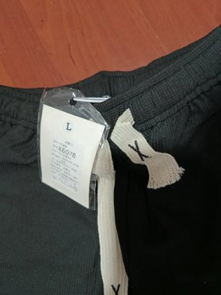 Pantalones negros con logo verde