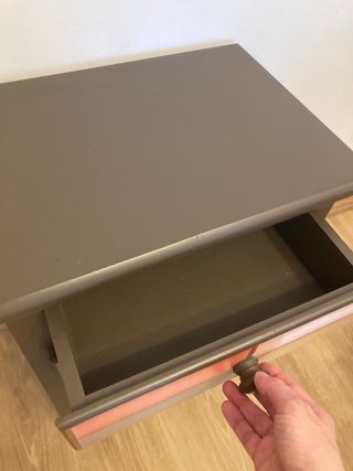 Mesa auxiliar de madera con diseño