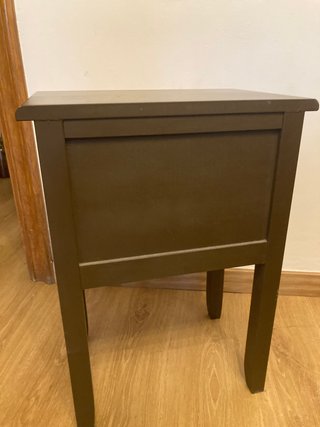 Mesa auxiliar de madera con diseño