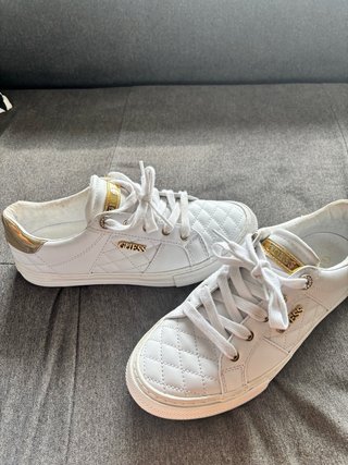 Zapatillas Guess Blancas y Doradas
