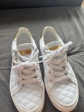 Zapatillas Guess Blancas y Doradas