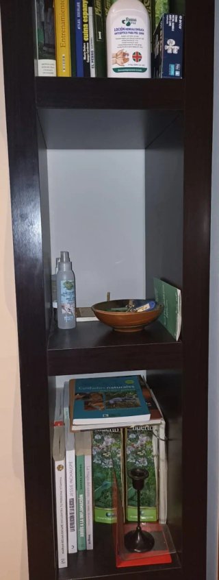 Estantería Lack Ikea Negra con espejo ondulado.