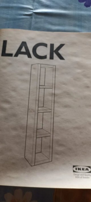 Estantería Lack Ikea Negra con espejo ondulado.