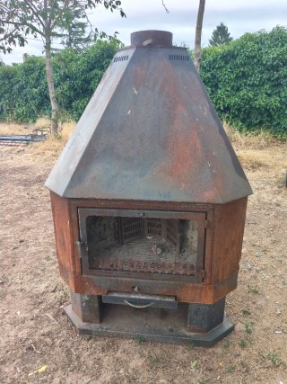 Cocina de leña metálica exterior