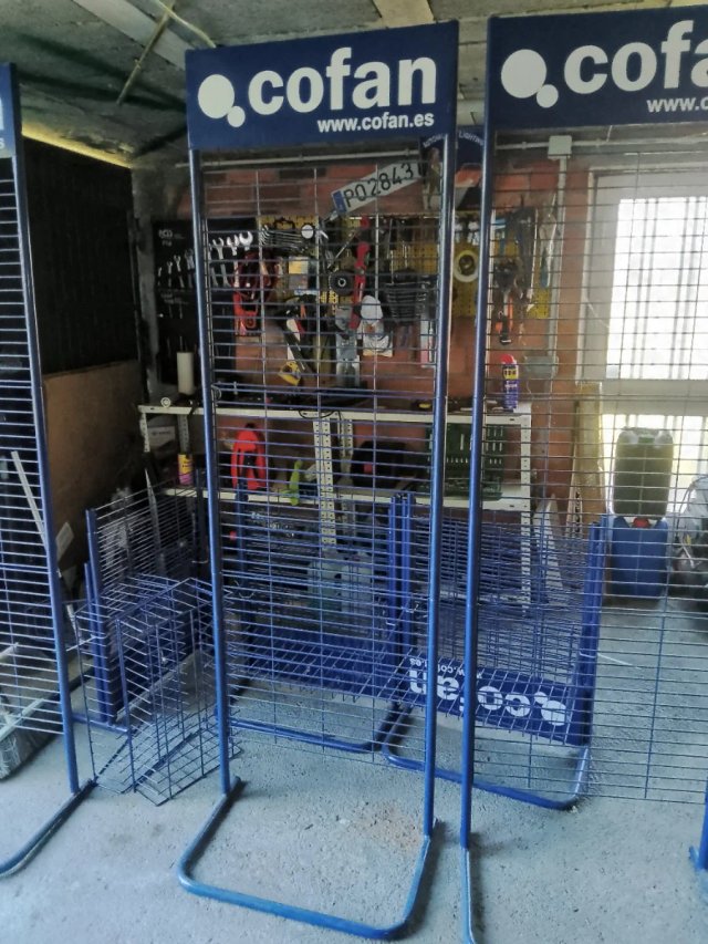 Expositor metálico con ganchos