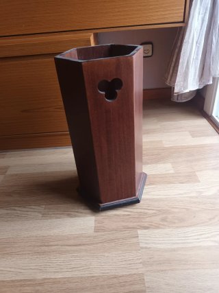 Paragüero de madera hexagonal