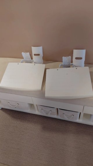 Dos estantes blancos