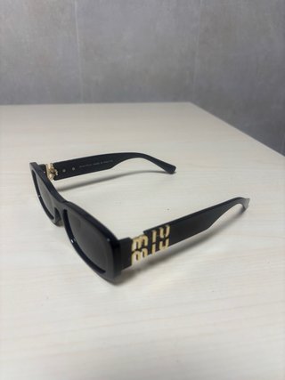 Gafas de sol Miu Miu negras