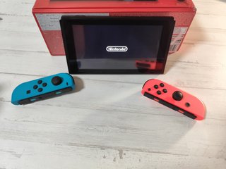 Nintendo Switch + caja y accesorios originales