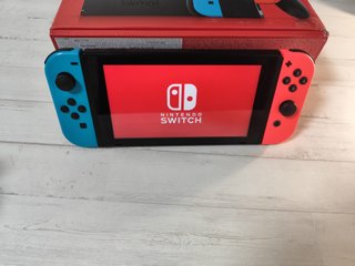 Nintendo Switch + caja y accesorios originales