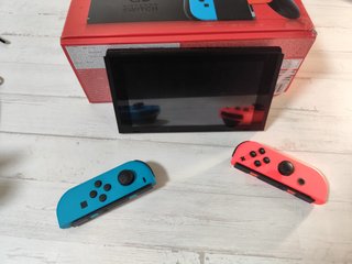Nintendo Switch + caja y accesorios originales