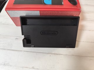 Nintendo Switch + caja y accesorios originales