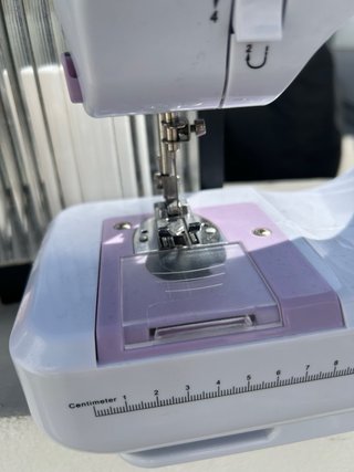 Mini Máquina de Coser Blanca con Pedal