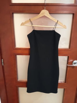 Vestido Zara, MGN, suéter Stradivarius