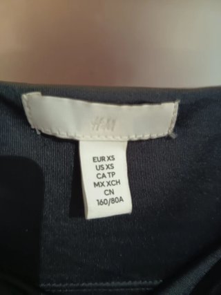 Vestido Zara, MGN, suéter Stradivarius