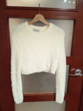 Vestido Zara, MGN, suéter Stradivarius