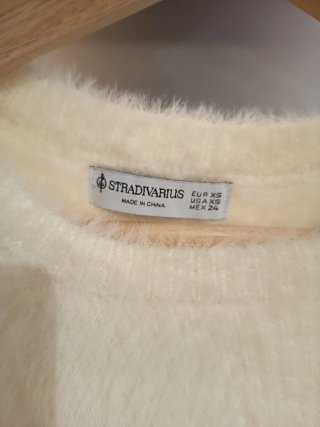 Vestido Zara, MGN, suéter Stradivarius
