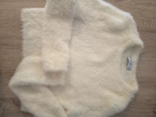 Vestido Zara, MGN, suéter Stradivarius