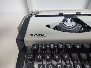 Máquina de escribir Olympia Traveller S