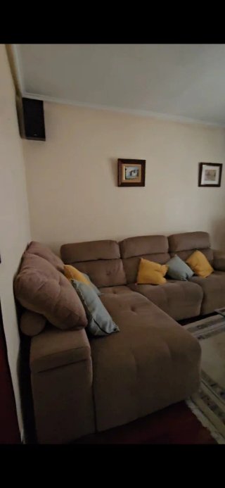 Sofá modular de tela marrón.