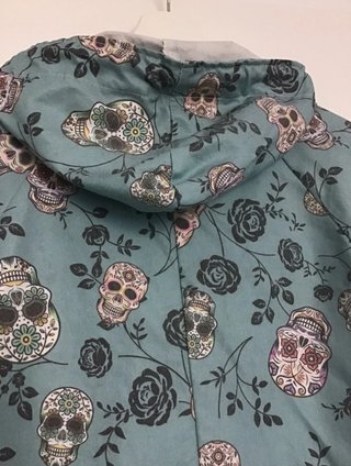 Parka estampada calaveras y rosas