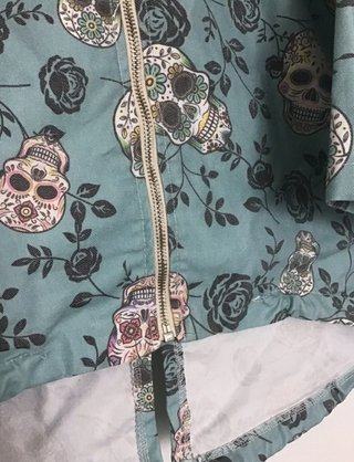 Parka estampada calaveras y rosas