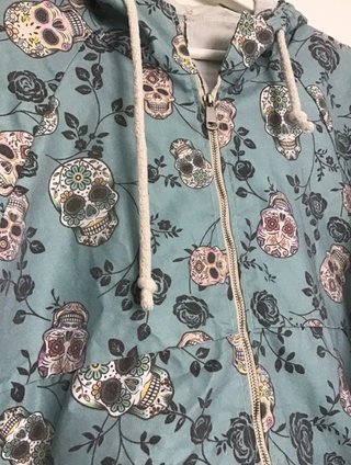 Parka estampada calaveras y rosas