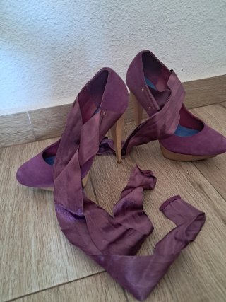 Zapatos de tacón morados con tiras