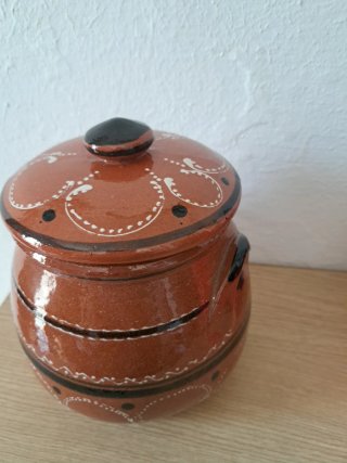 Olla de barro tradicional con tapa