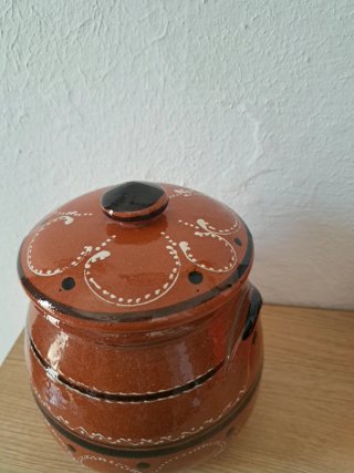 Olla de barro tradicional con tapa