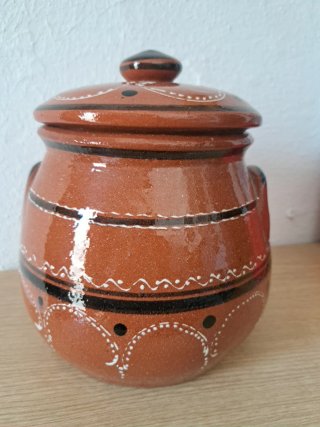 Olla de barro tradicional con tapa