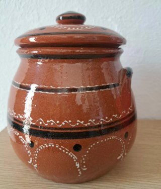 Olla de barro tradicional con tapa