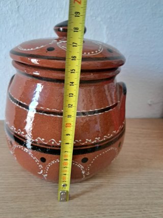 Olla de barro tradicional con tapa