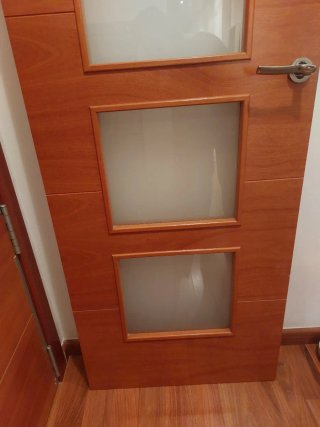 Puerta de madera con 4 cristales