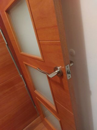 Puerta de madera con 4 cristales