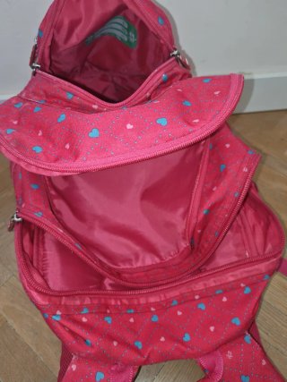 Mochila escolar rosa con corazones