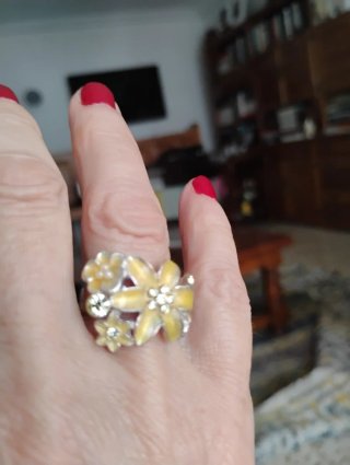 Anillo italiano. Con flores  amarillas