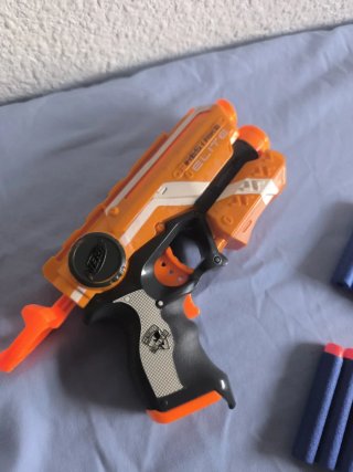 Pistola Nerf + 25 dardos